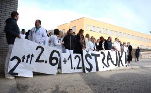 Štrajk upozorenja u HNK-u: Ljekari izašli pred bolnice, traže veće plaće